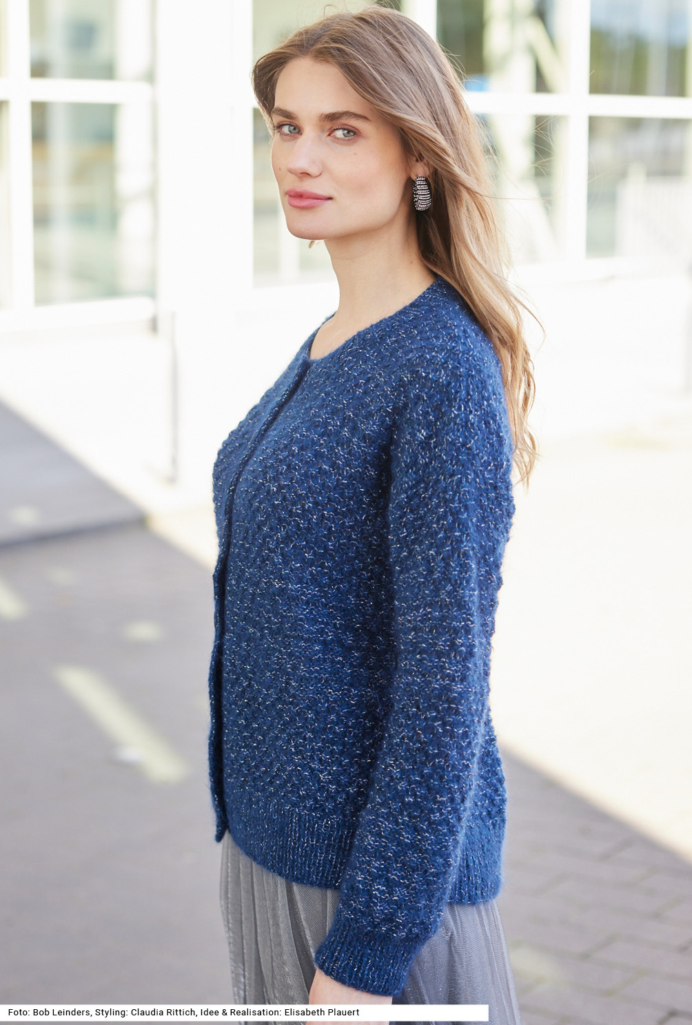 Modellansicht Bild 3: Jacke mit Dornröschenmuster in Dunkelblau mit Glitzerfaden