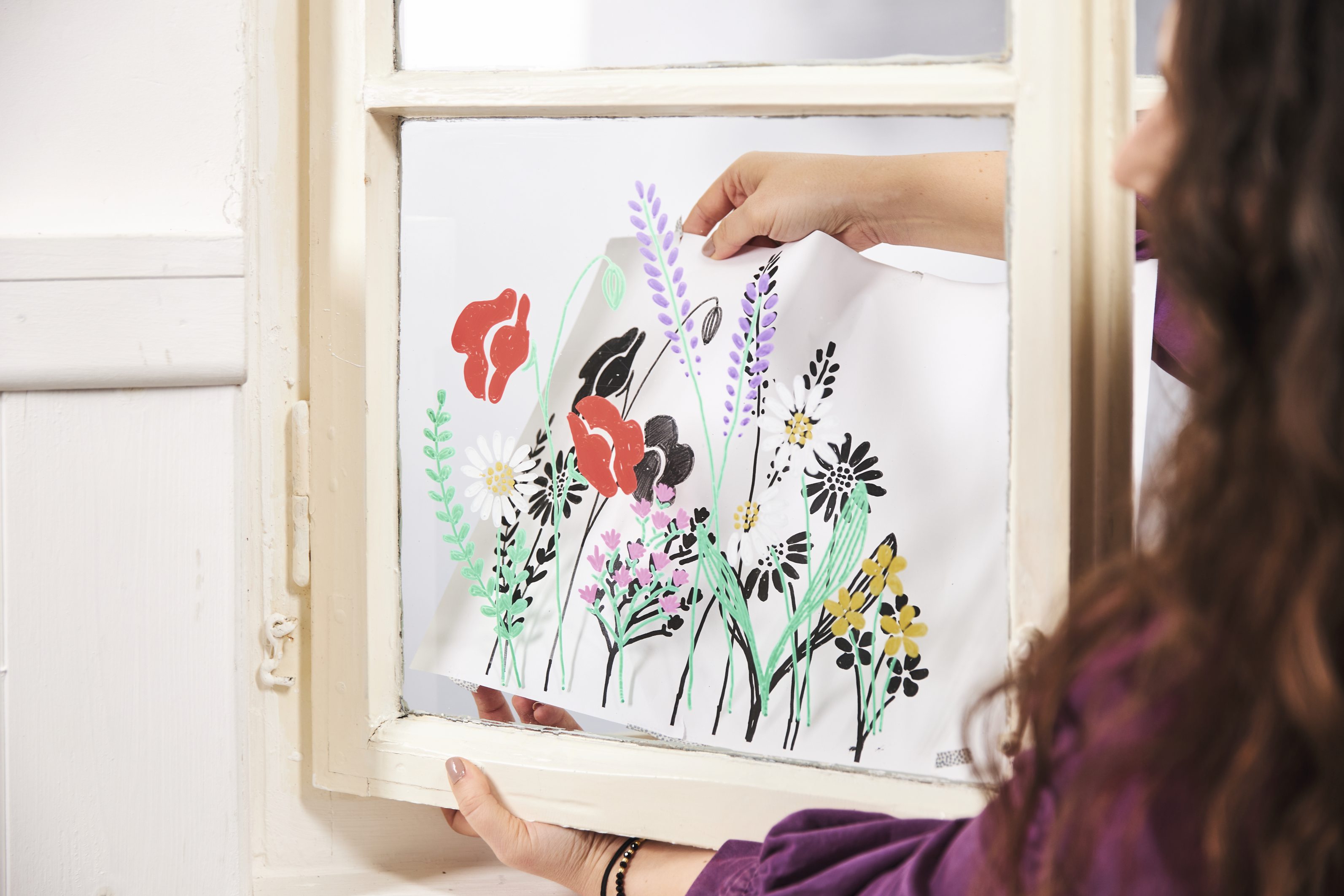 Buntes DIY-Blumenmusterbild auf Glas, handgefertigt. Lebendige Farben, kreativ und einzigartig.