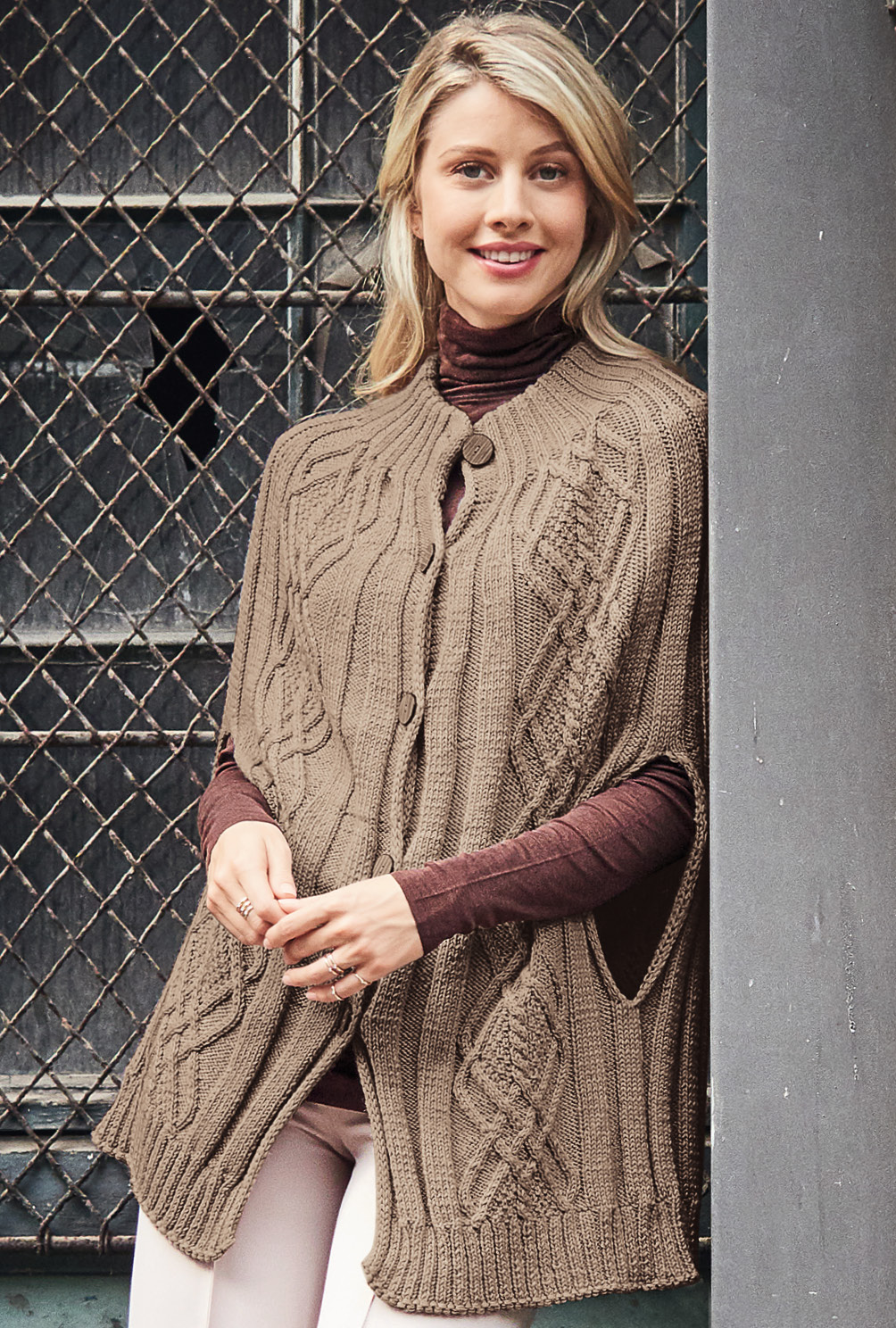Modellansicht Bild 3: Camelfarbenes Cape mit Rippen- und Zopfmusterstreifen