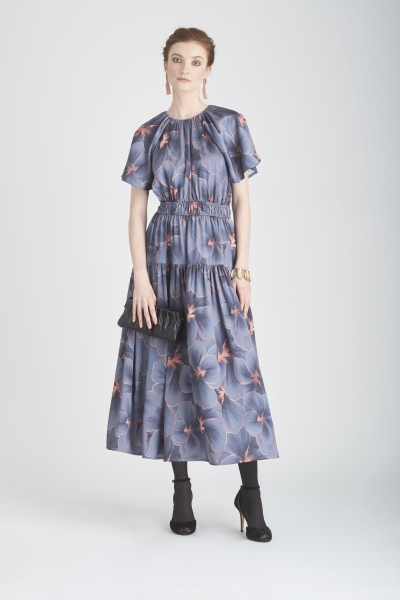 Modisches Kleid mit floralen Mustern, blauer Grundton, fließender Schnitt, selbstgemacht, eleganter Look.