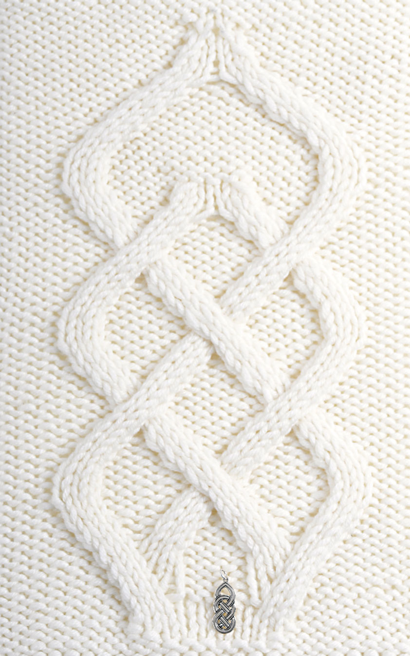 Elegantes, cremeweißes Strickdesign mit detailliertem Zopfmuster; handgemacht, stilvoll, einzigartig.
