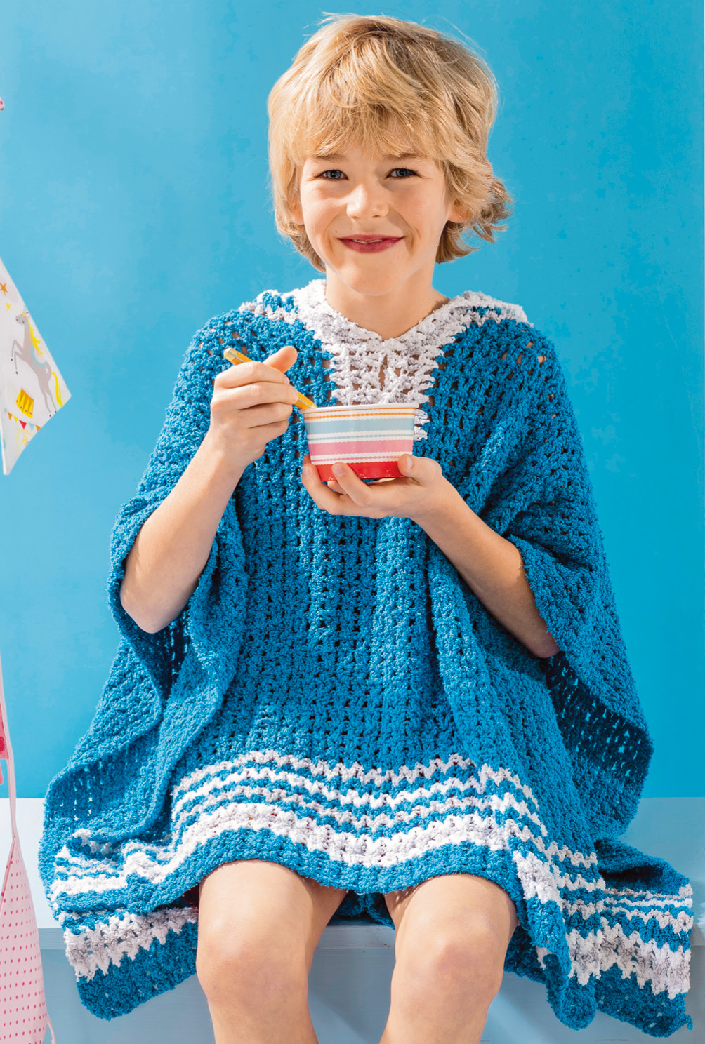 Modellansicht Bild 4: Gehäkelter KInderponcho mit Streifen