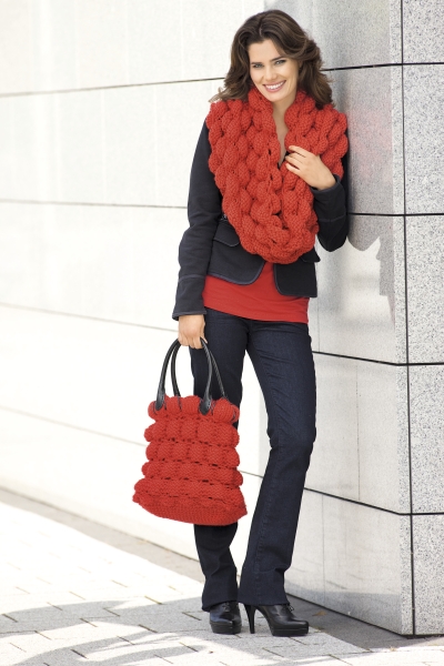 Rote, handgemachte Strick-Schals und Tasche; modisches DIY-Design, auffällige Volumenstruktur.