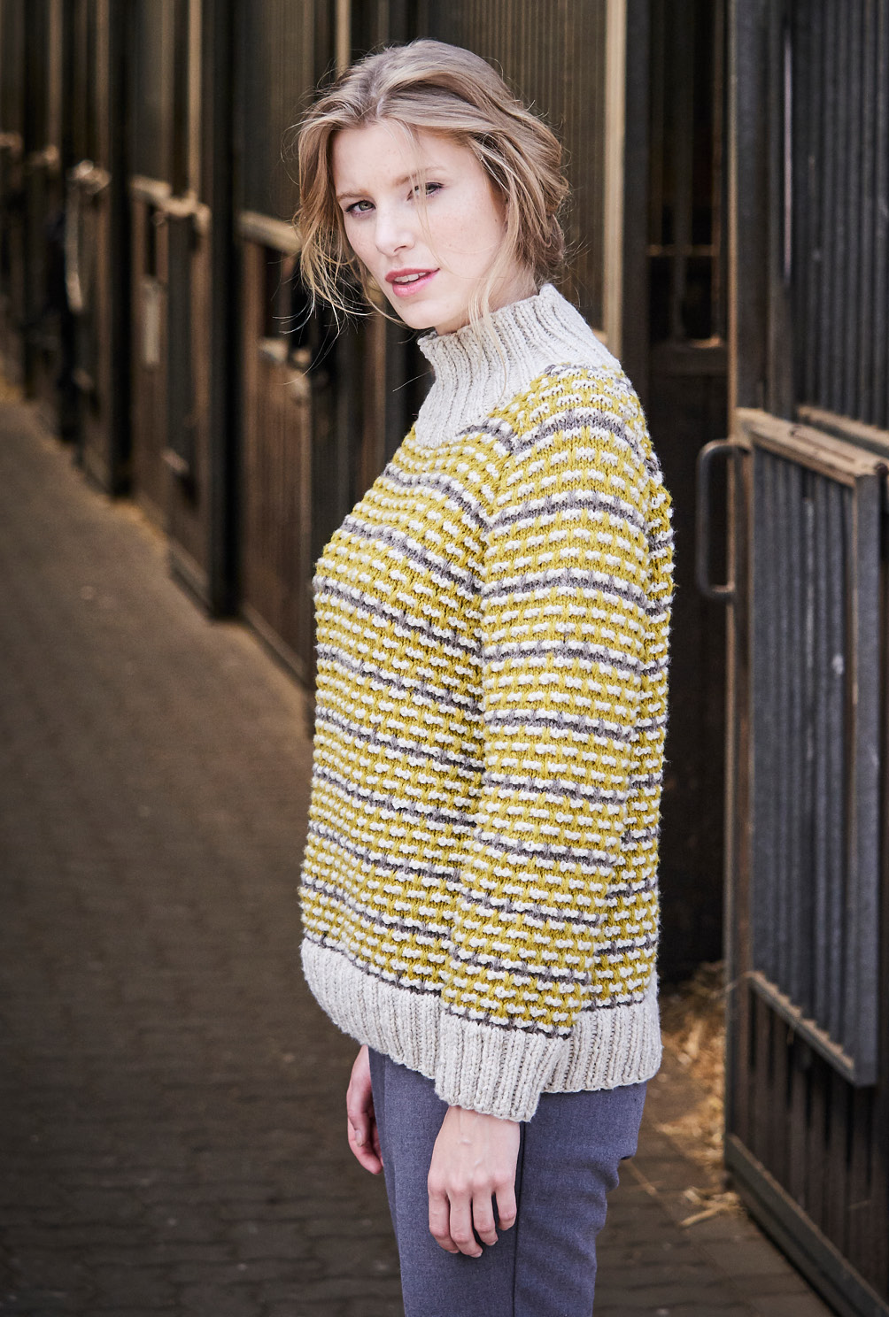 Modellansicht Bild 3: Raglanpulli mit Hebemaschen in Natur, Anis und Holz