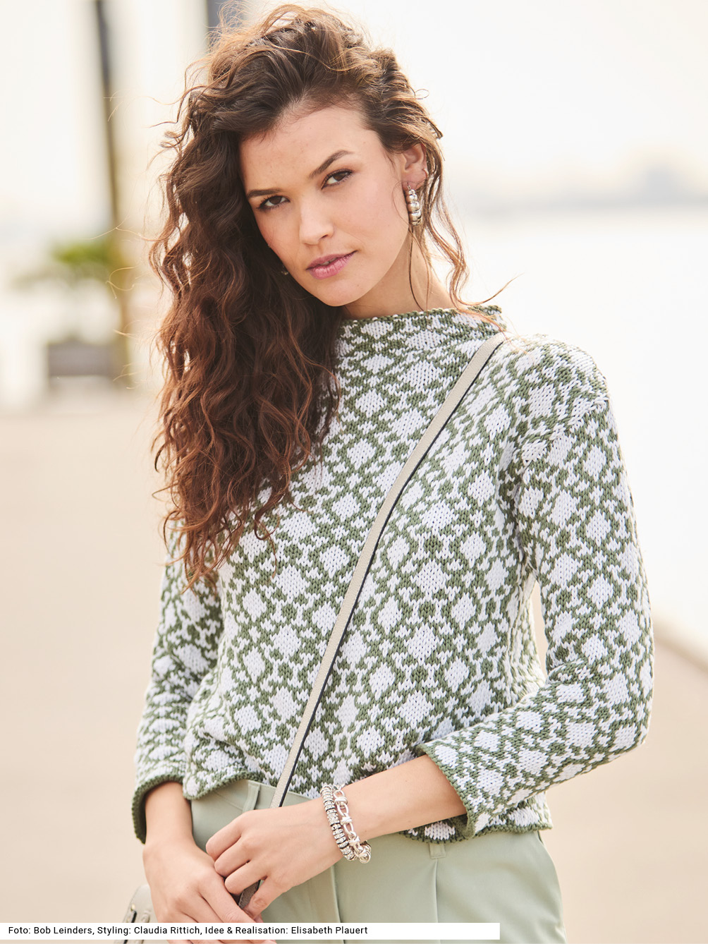 Modellansicht Bild 1: Jacquardpullover mit Stehkragen