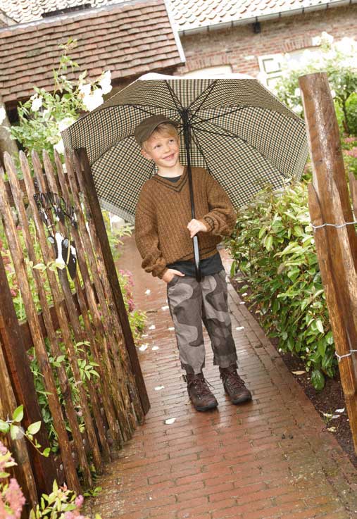 Brauner, selbstgemachter Pullover, farblich abgestimmt mit Cargohose. Musterschirm setzt modische Akzente.