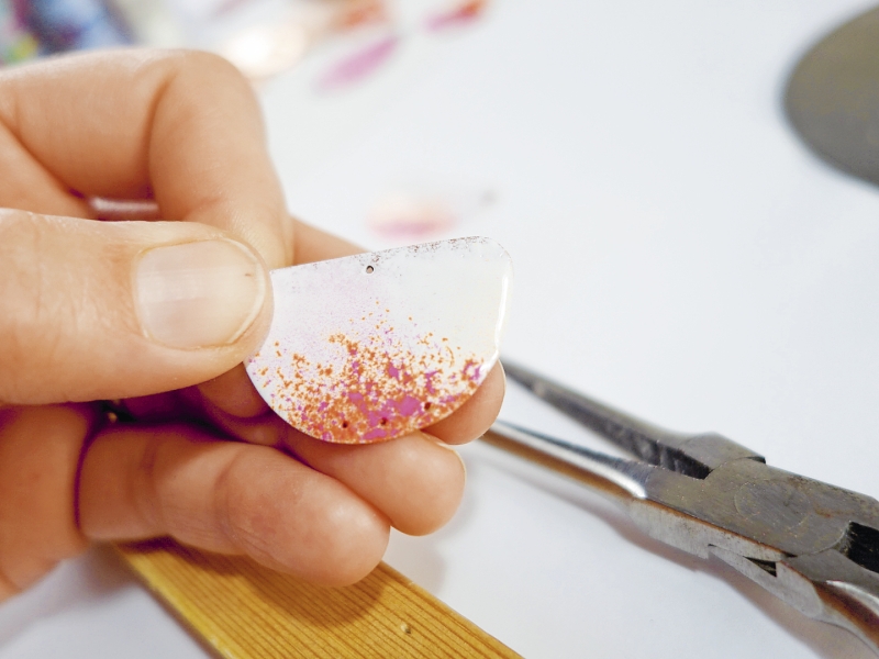 Halbrunder Anhänger, Weiß mit pink-goldenen Sprenkeln. DIY, kunstvoll, einzigartiges Design.