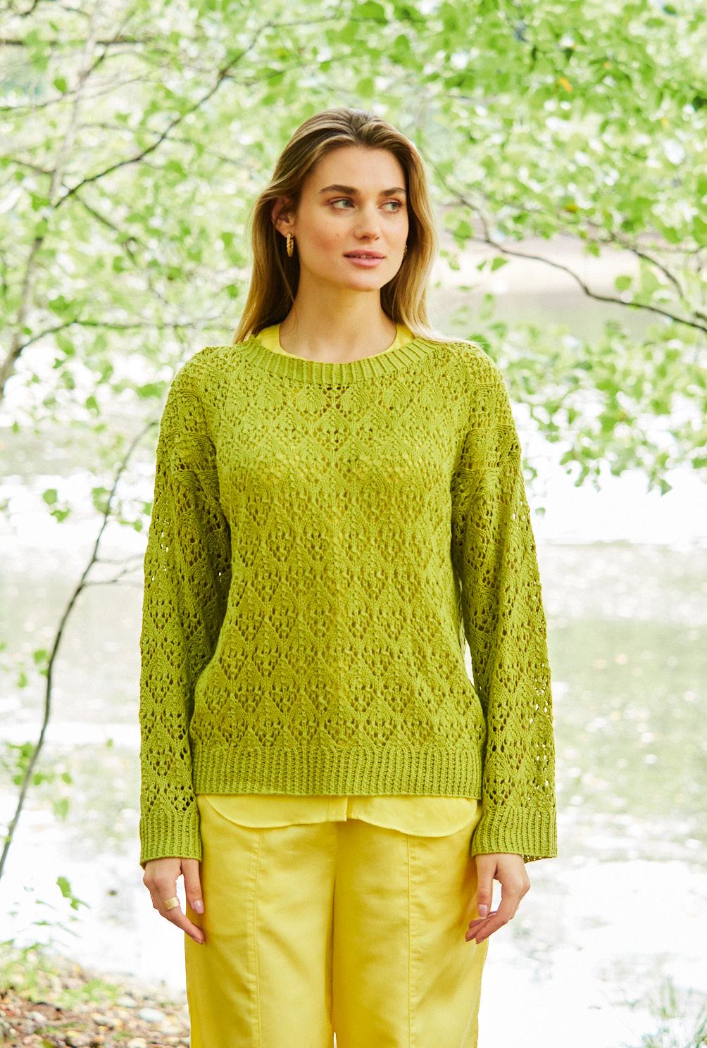 Modellansicht Bild 2: Grüner Pullover im Ajourmuster