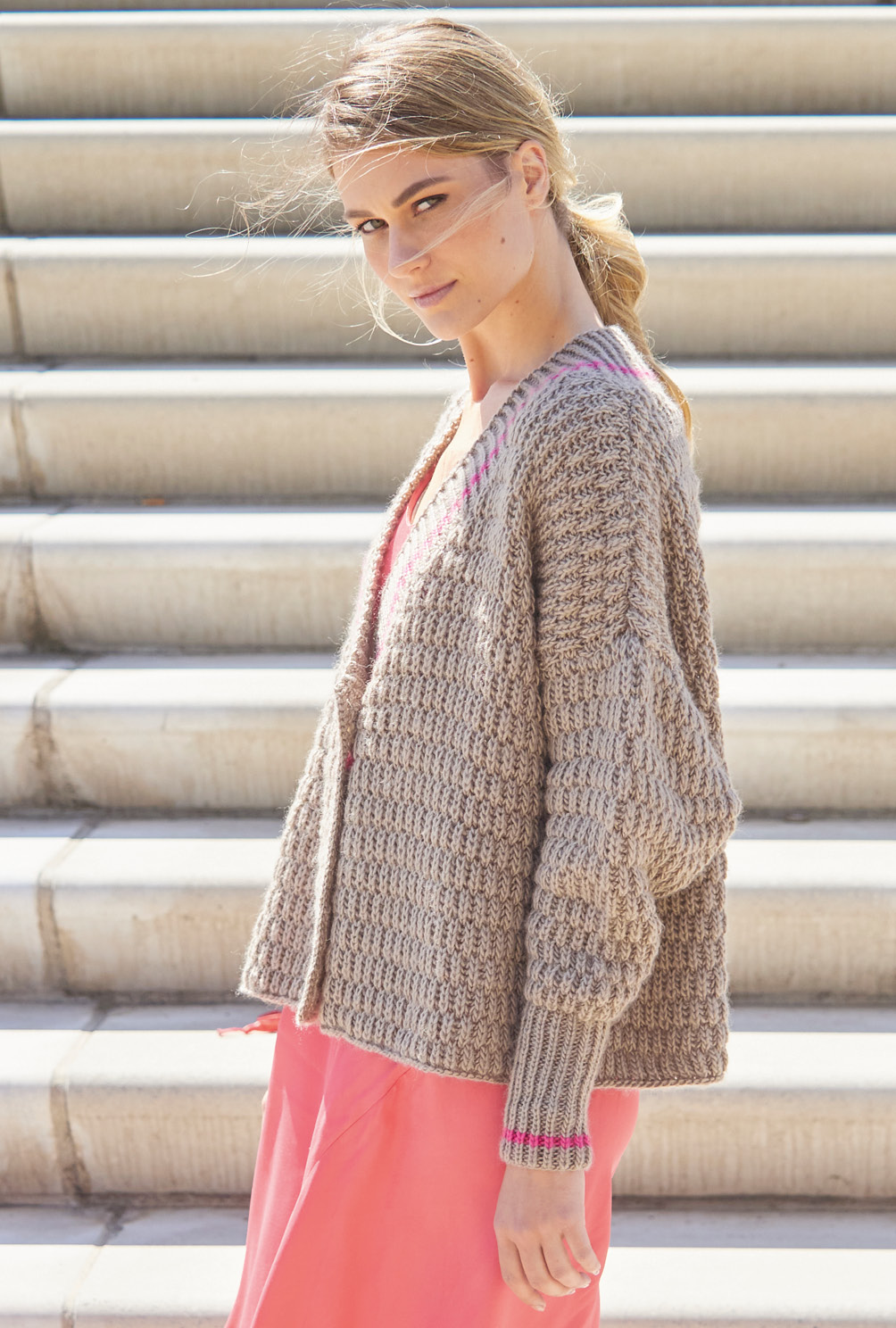 Kurze Jacke in Beige mit Streifen in Pink