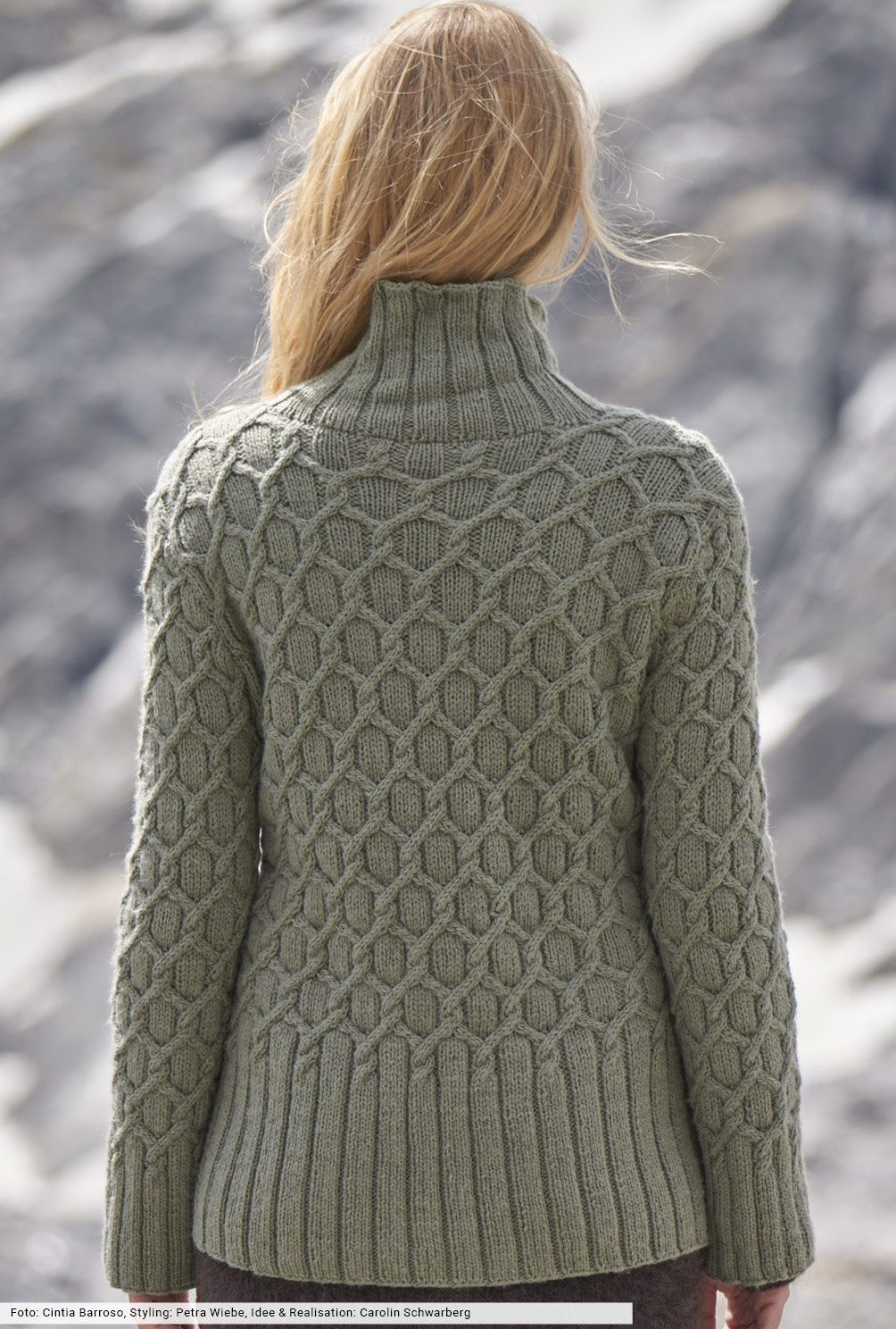 Modellansicht Bild 5: Zopfmusterpulli mit hohen Bündchen