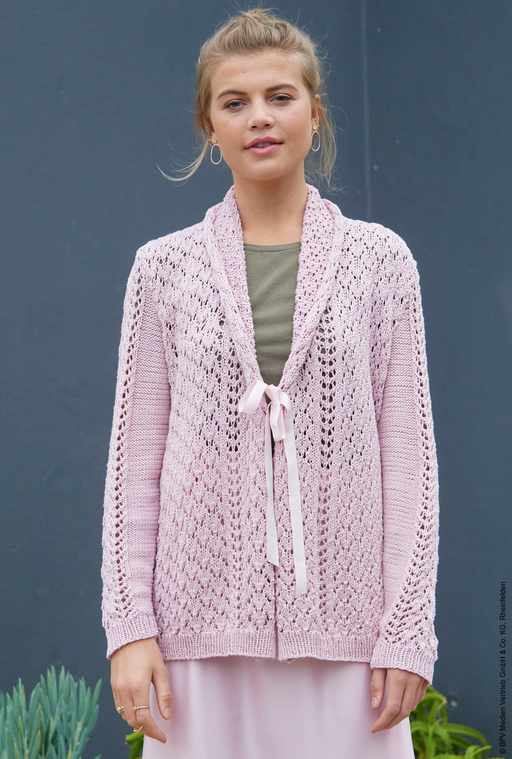 Modellansicht Bild 2: Cardigan mit Ajourmuster und Schalkragen in Rosé