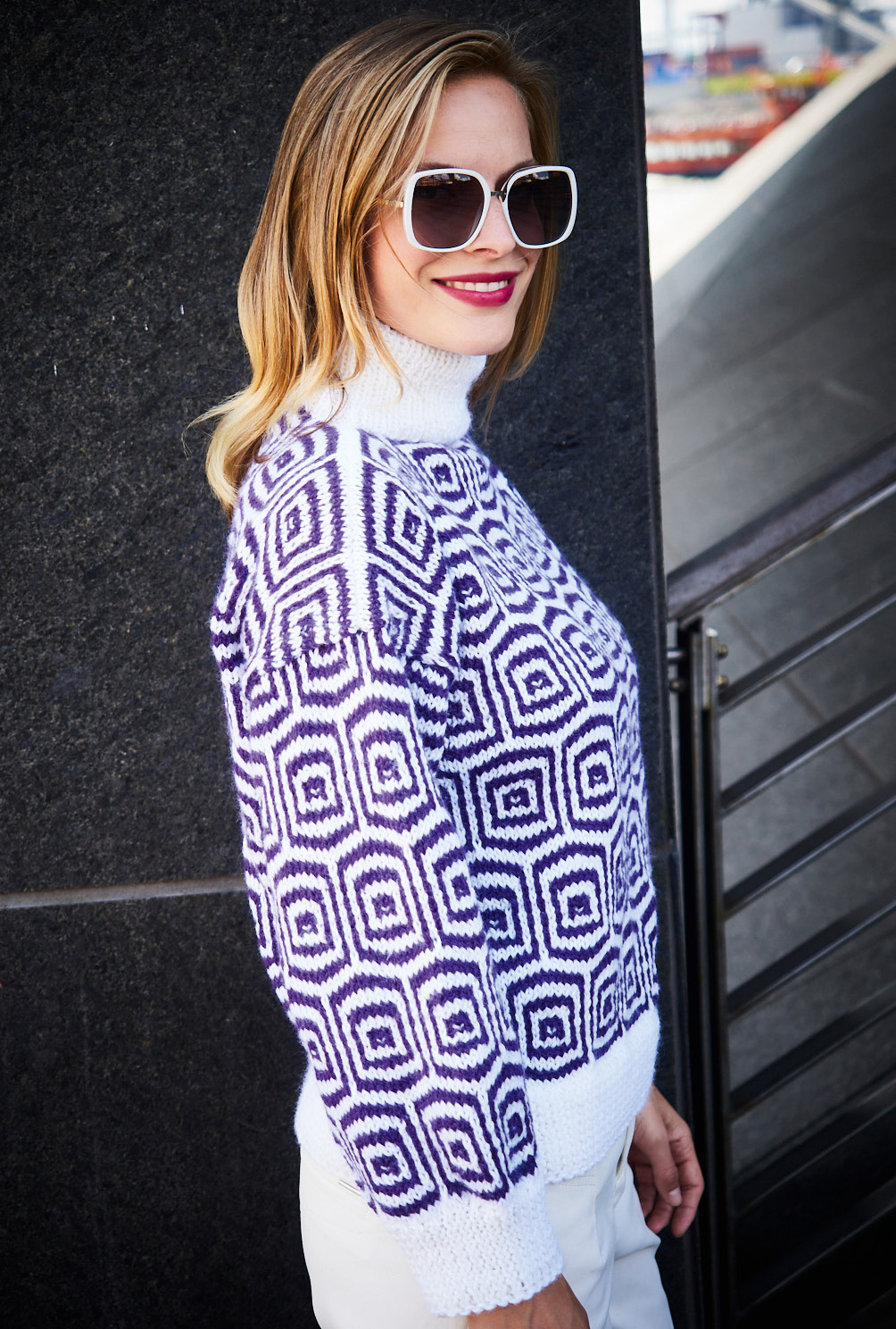 Modellansicht Bild 3: Pulli mit Rollkragen in Weiß und Lila