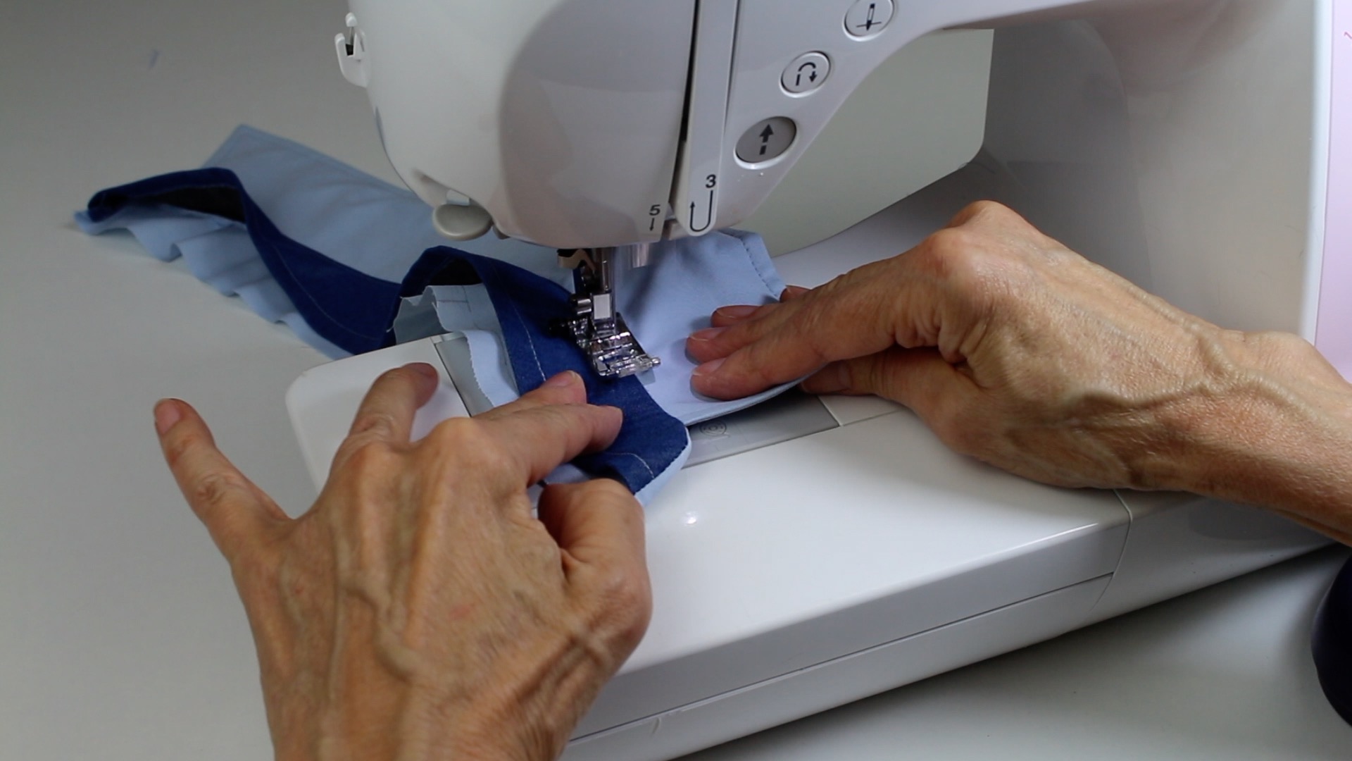 Selbstgemachtes: Blaues Textil, klare Linien, präzise Nähte, kreative DIY-Fertigung.
