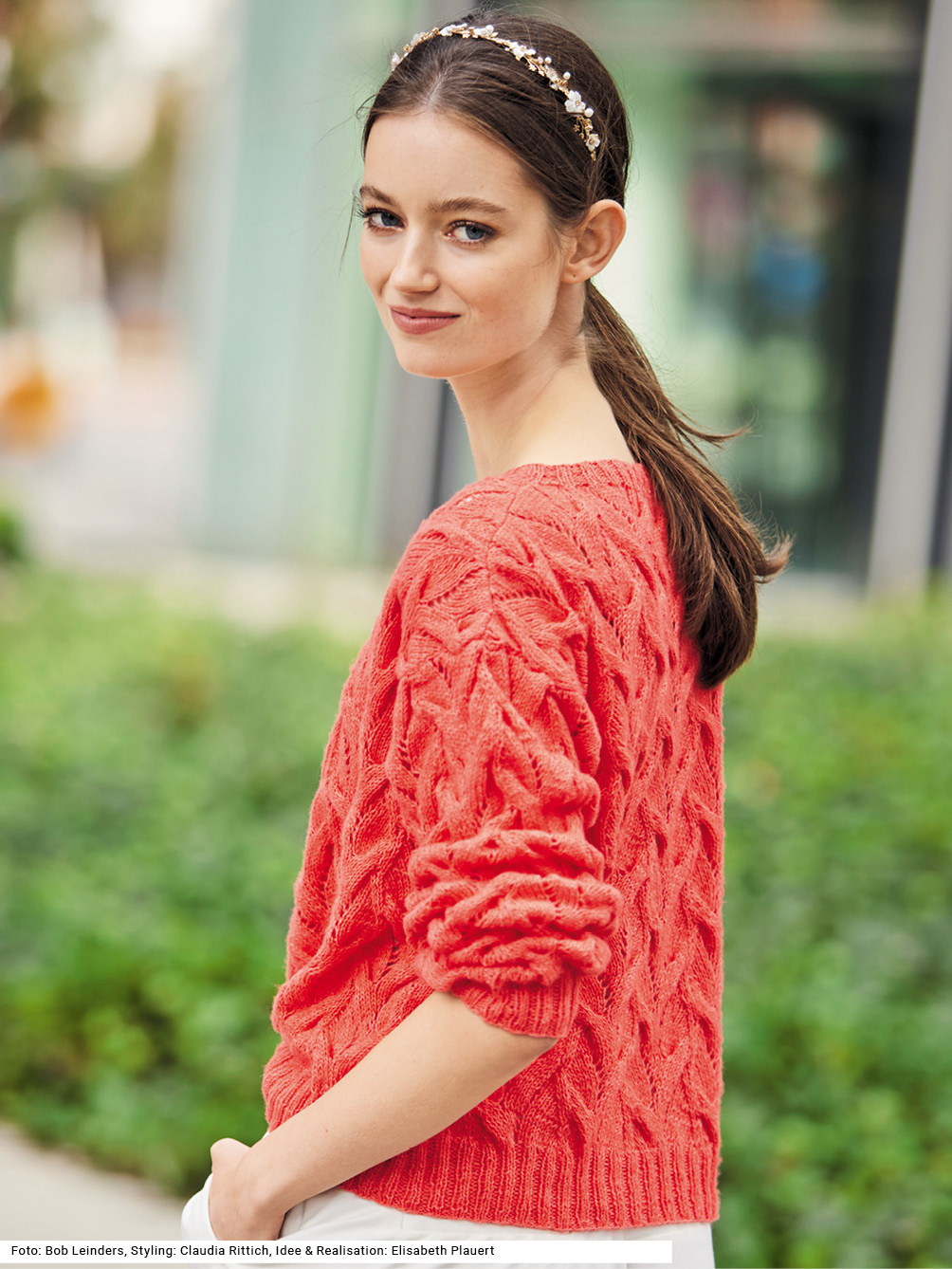 Modellansicht Bild 1: Pullover mit Zopf-Ajourmuster in Korallenrot