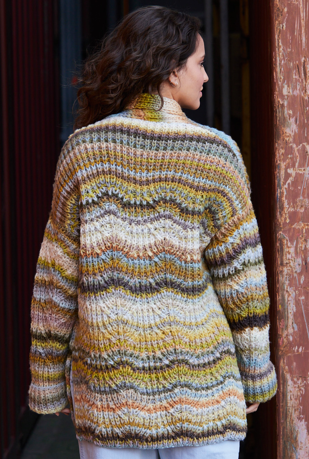 Modellansicht Bild 7: Cardigan mit strukturiertem Patentmuster im Farbverlauf
