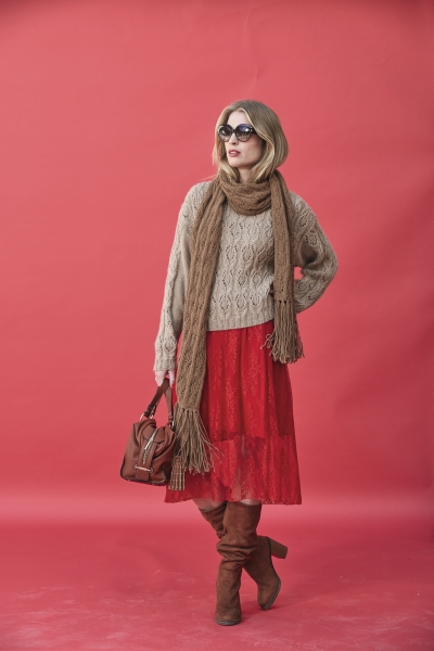 Modisch: Beiges Strickpullover, rote Rock, braune Overknee-Stiefel, Schal. Perfekt für den Herbst.