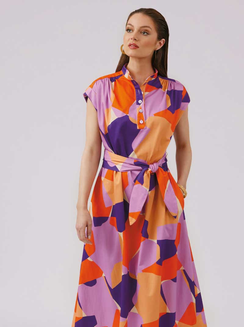 Buntes, gemustertes Kleid mit Wickeloptik, kräftige Farben: Lila, Orange, Pink. Modisch, selbstgemacht.