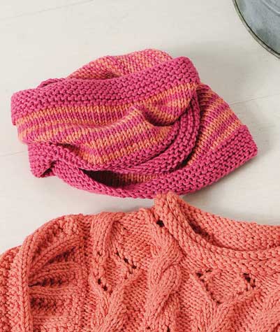 Rosa-gestreifter Loop; korallenfarbener Pulli, Zopfmuster, handgearbeitet. Modisch, einzigartig.