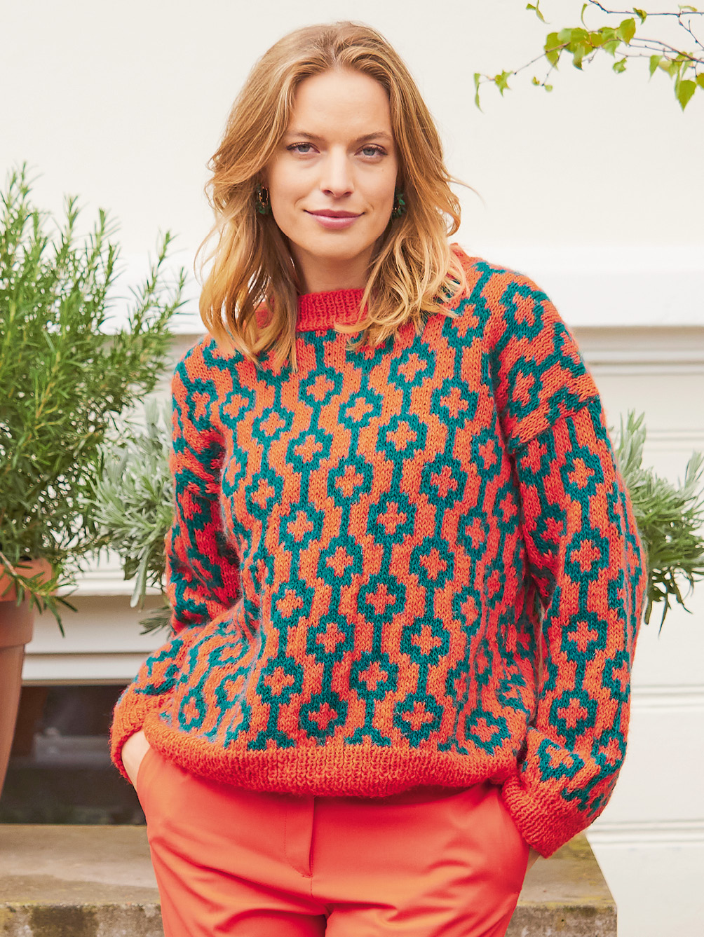 Modellansicht Bild 1: Lässiger Pulli mit Intarsienmuster