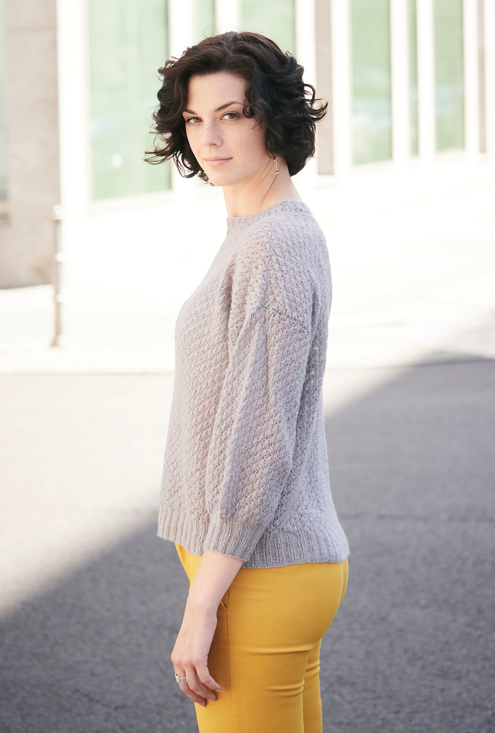 Modellansicht Bild 3: Pulli in Silber mit Persianermuster