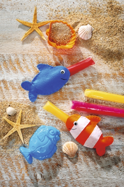 Bunte Fischfiguren mit Streifenmuster, leuchtende Farben. Modische DIY-Ideen.