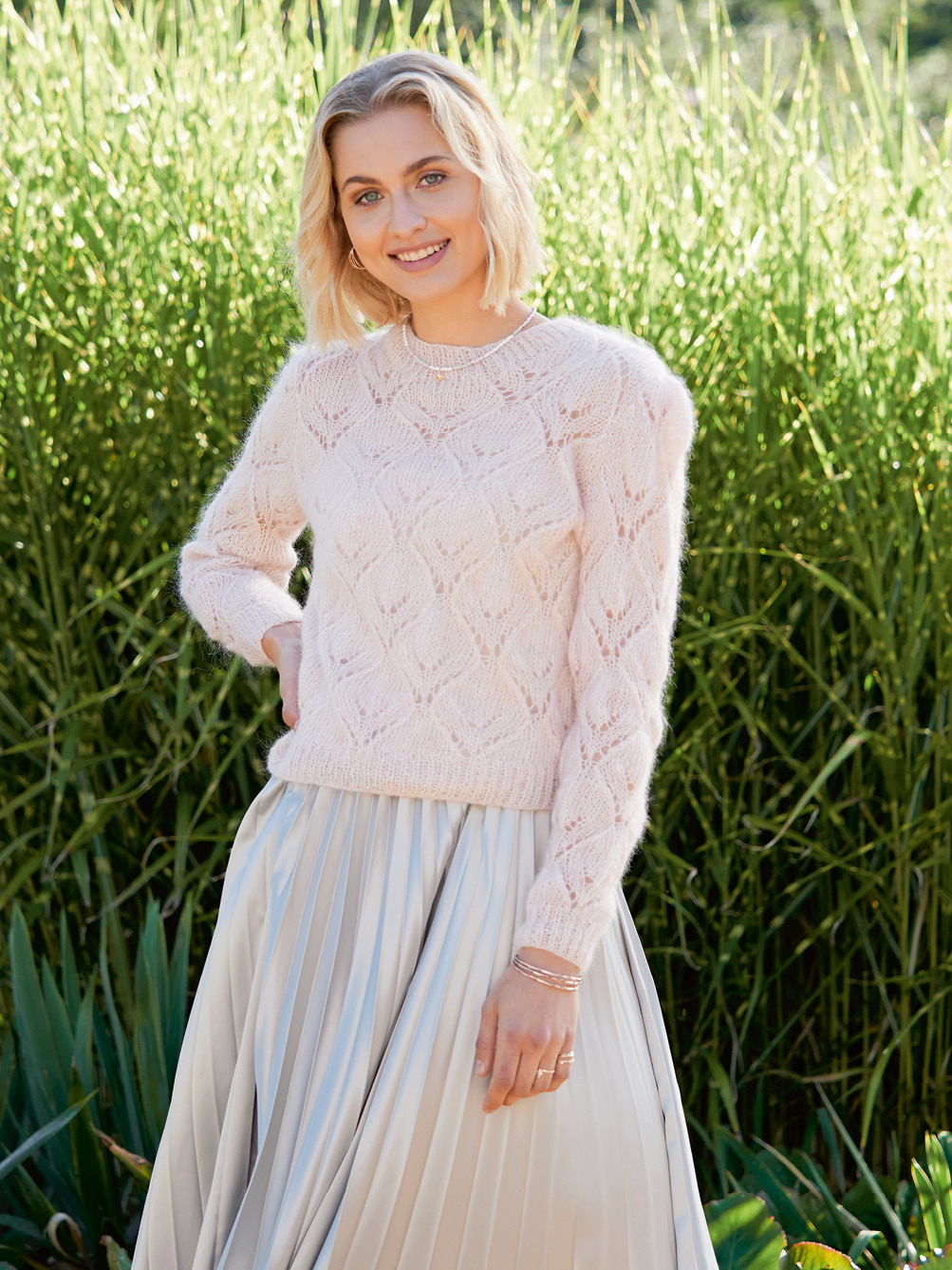 Modellansicht Bild 1: Flauschiger Pulli in Puder