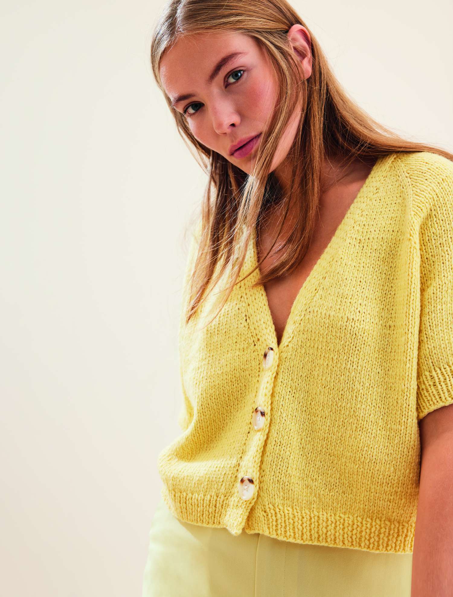 Gelber, handgemachter Cardigan mit V-Ausschnitt. Knöpfe in Naturton; modisch, DIY-Look, kurze Ärmel.