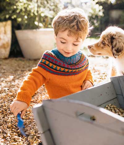 Modischer, handgemachter Pullover in Orange mit buntem Muster, schlichter Schnitt, DIY-Charme.