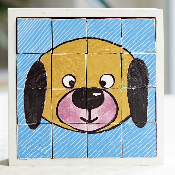 Buntes DIY-Puzzle mit Hundemotiv. Handgemalt, quadratische Formen, auffällige Farben, originelles Muster.