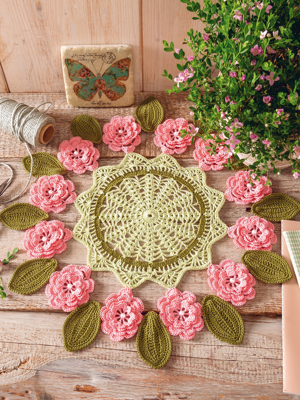 Gehäkeltes Blumendeckchen in Rosa-Oliv-Grün mit 3D-Effekt