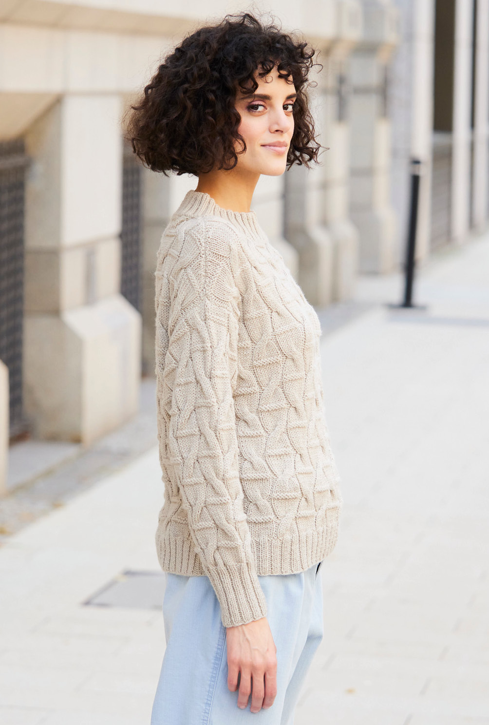 Modellansicht Bild 5: Pullover mit Zopf-Strukturmuster und Turtleneck-Kragen