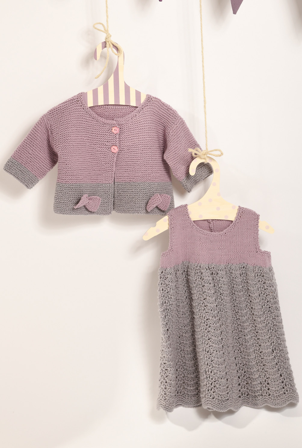 Strick-Set aus Kinderjäckchen und -kleid in Grau und Rosa