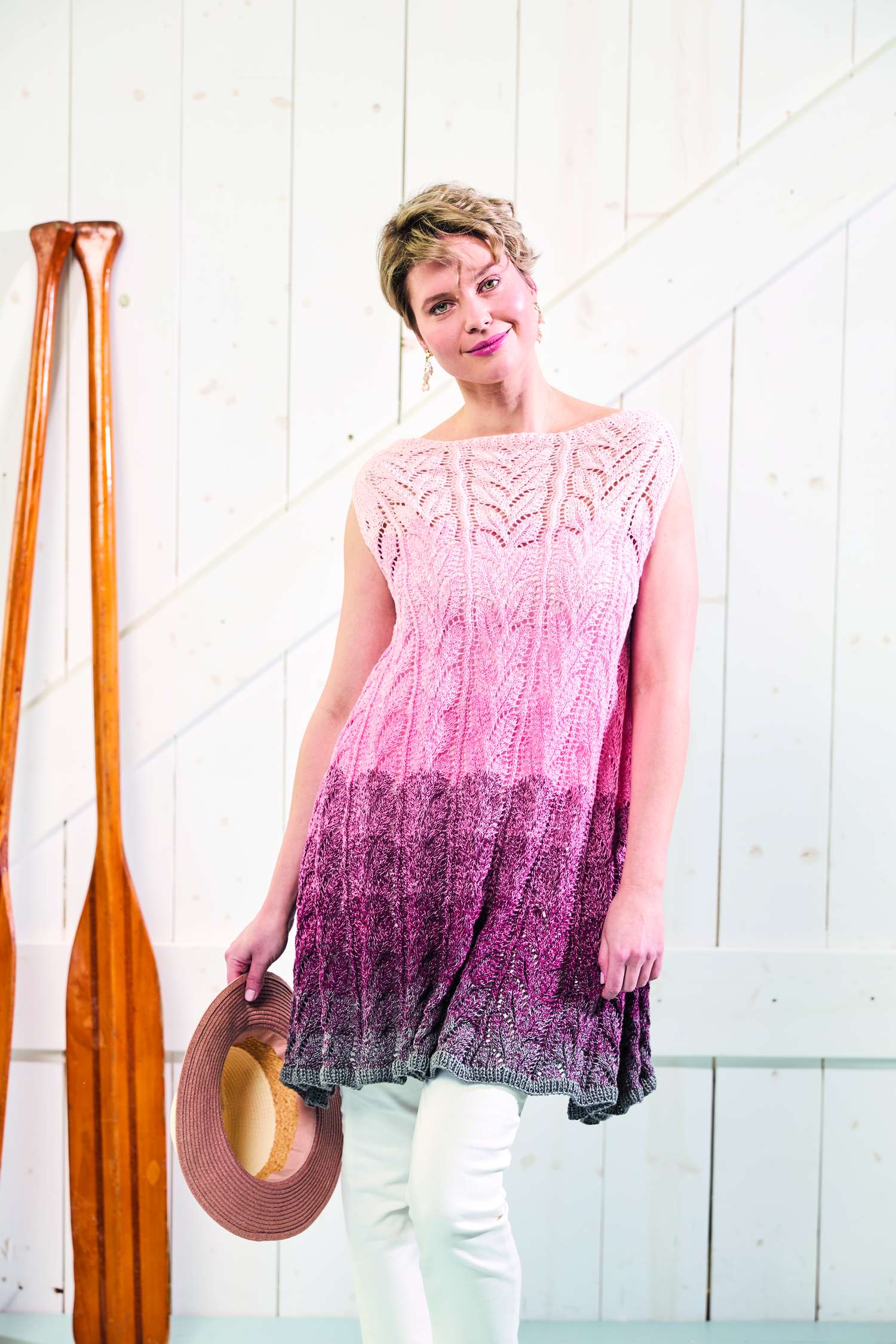 Ärmelloses Strickkleid in rosa zu lila Ombre, Detailstrickmuster, lässiger Schnitt, handgemacht, modisch.
