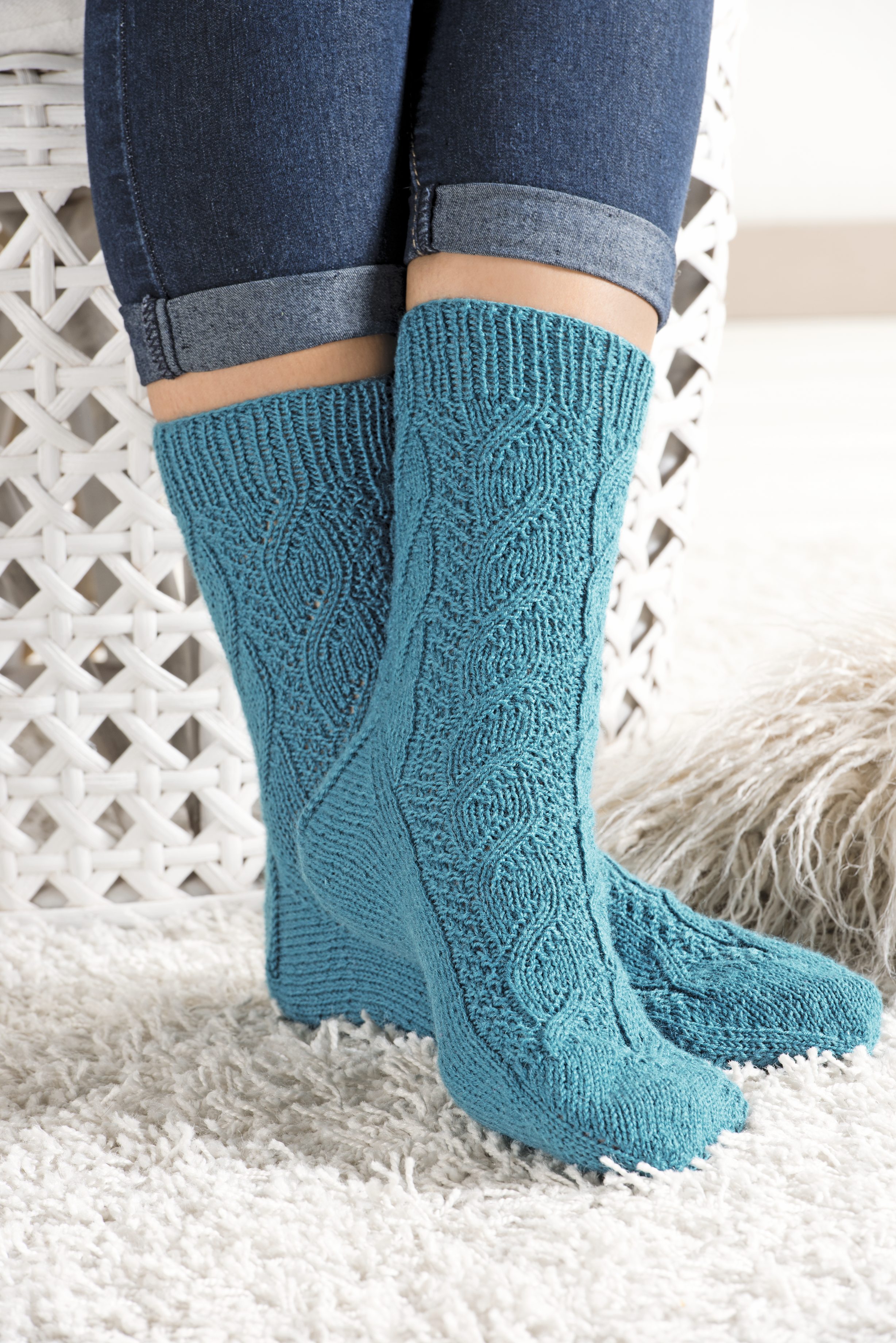 Modische, handgemachte Socken in Türkis mit Zopfmuster. Schmale Passform, ideal für DIY-Fans.