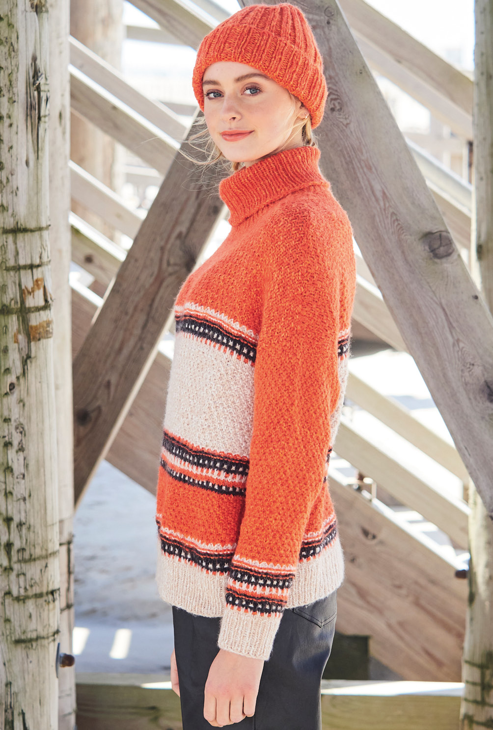 Pulli im Mustermix in Orange, Beige, Schwarz und Mütze