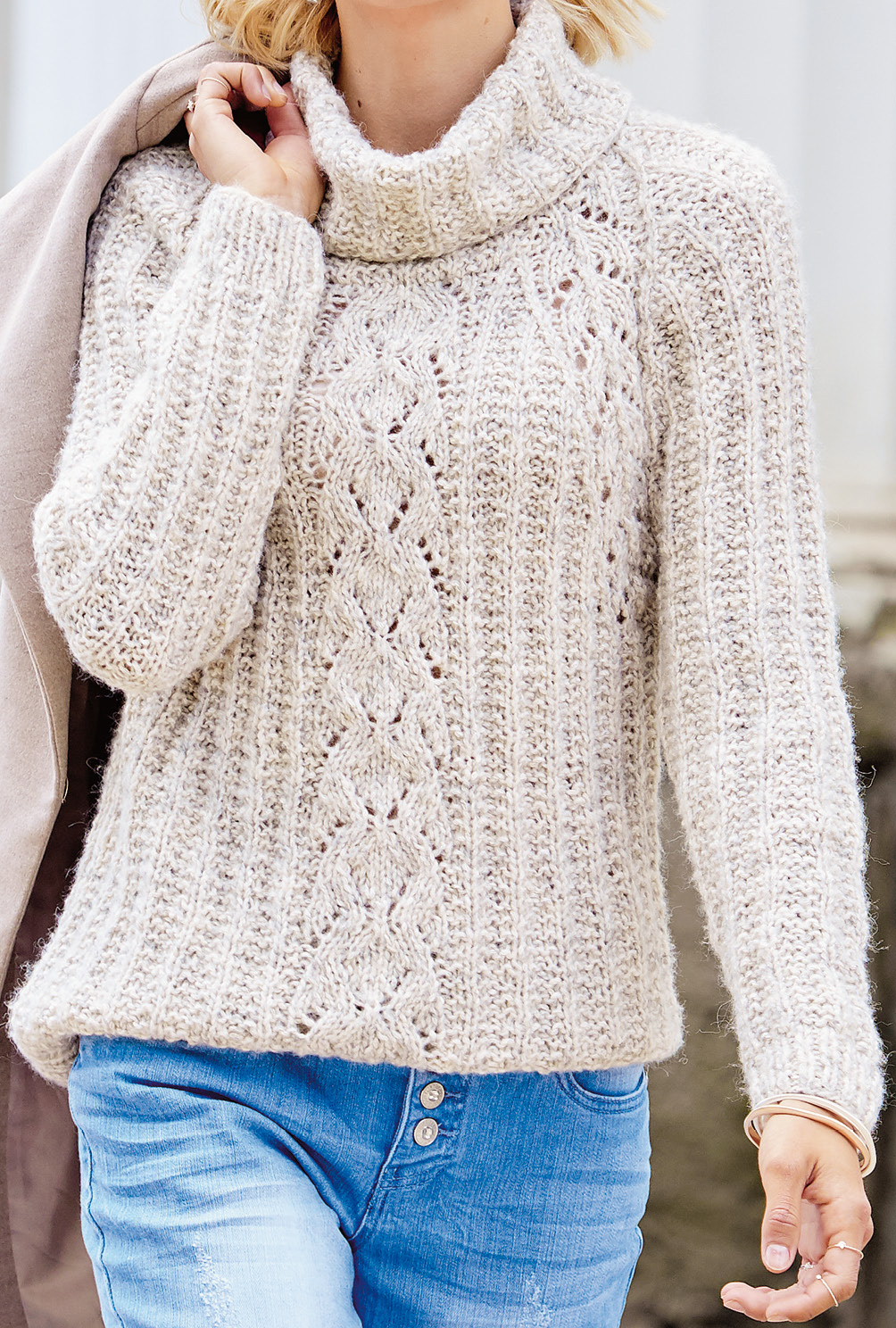 Modellansicht Bild 8: Raglanpulli mit Rollkragen in Natur mit Ajour- und Patentmuster