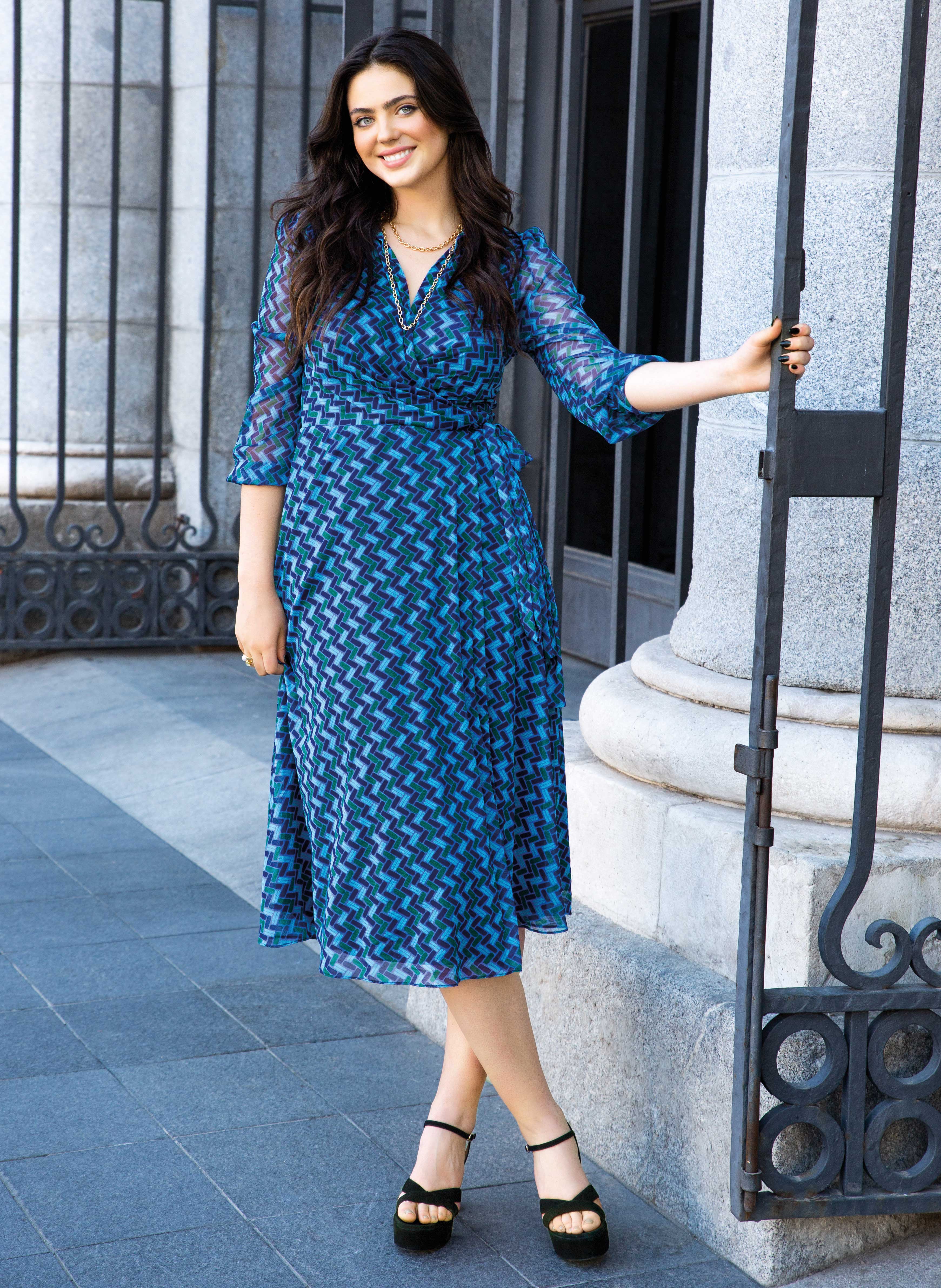 Blaues Kleid mit Zickzack-Muster, 3/4-Ärmel, eleganter Schnitt. Modisch, stilvoll, perfekt für den Sommer.