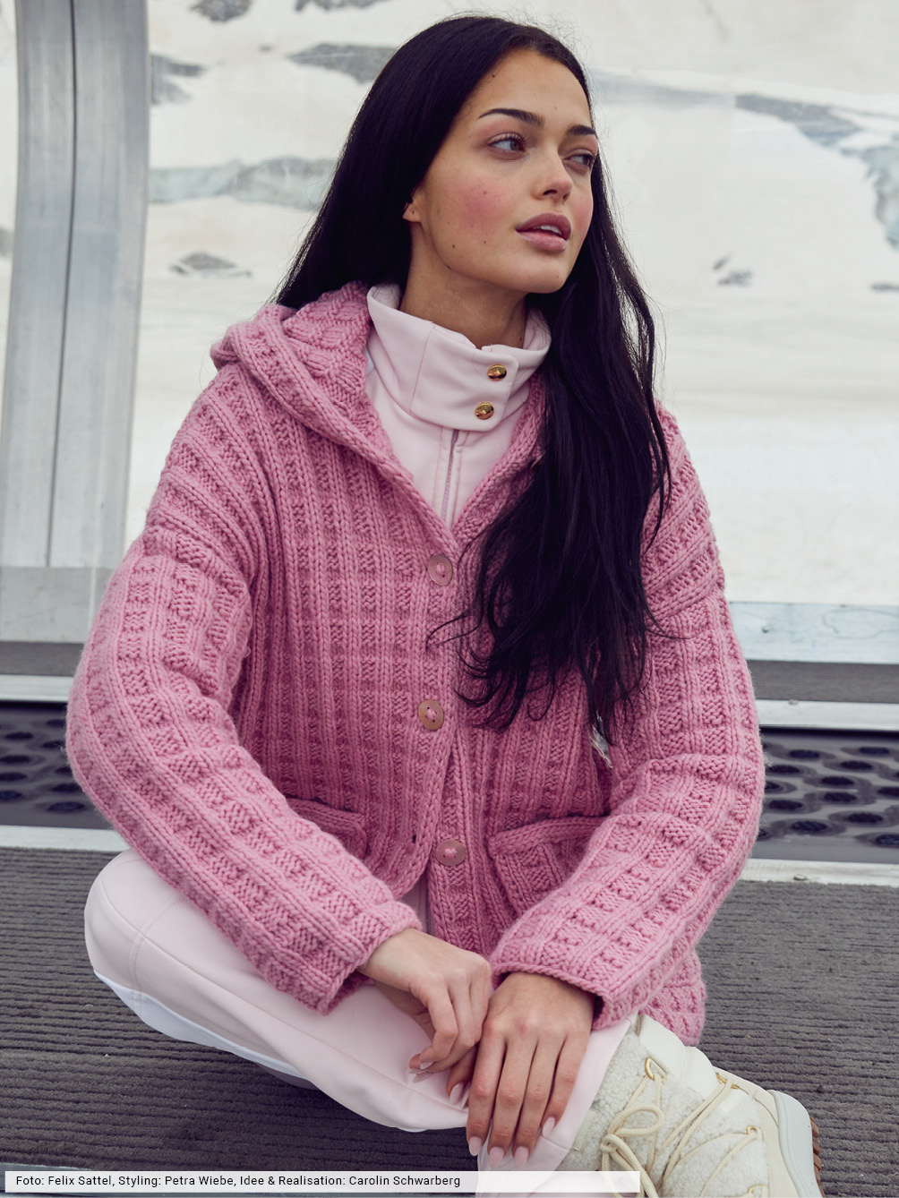 Modellansicht Bild 1: Kapuzenjacke im Karomuster