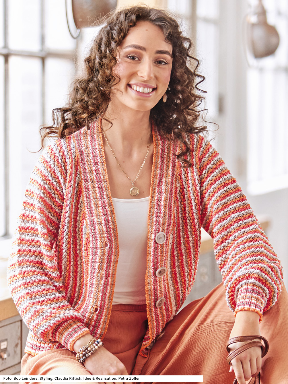 Modellansicht Bild 1: Quergestrickte Streifen-Jacke