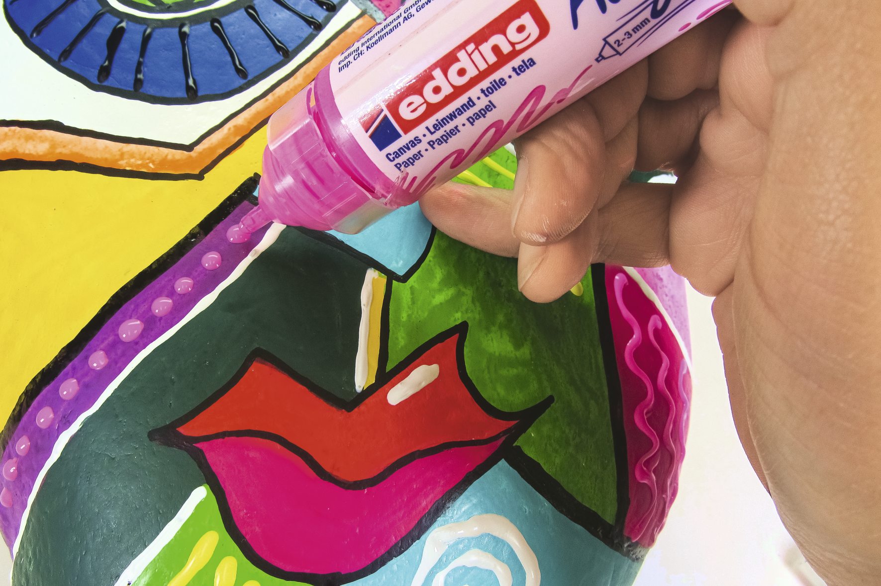 Handbemaltes, farbenfrohes Muster: kräftige Farben, geometrische Formen, DIY, kunstvoll, einzigartig gestaltet.