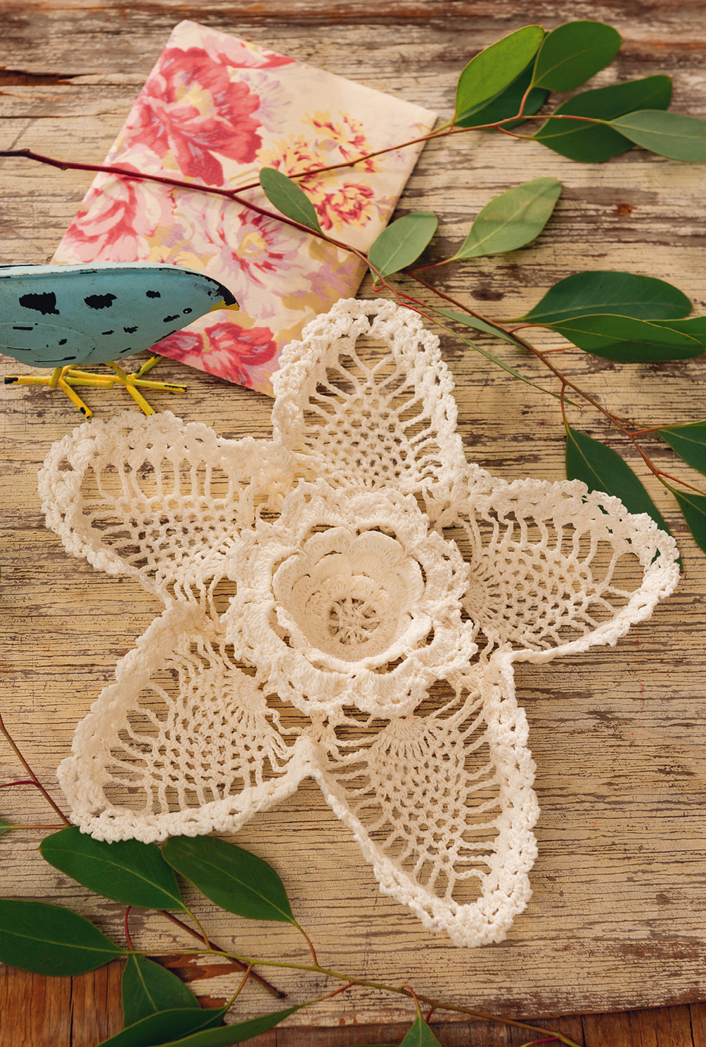 Modellansicht Bild 3: Zarte gehäkelte Osterschale in Ecru