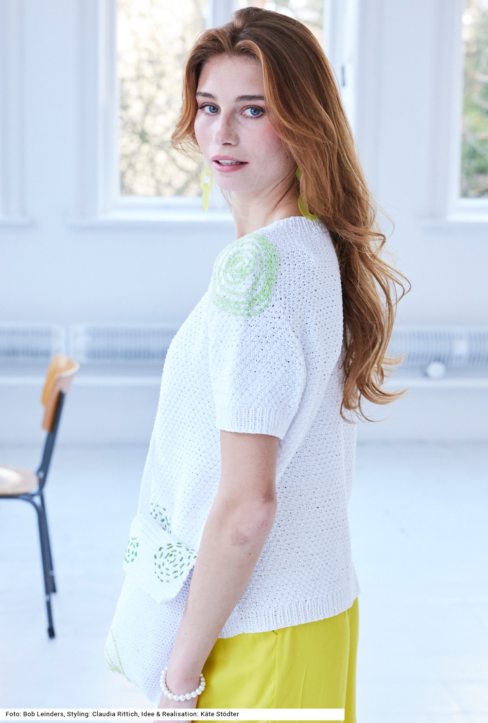 Modellansicht Bild 3: Pulli und Häkel-Tasche mit aufgestickten Kreisen