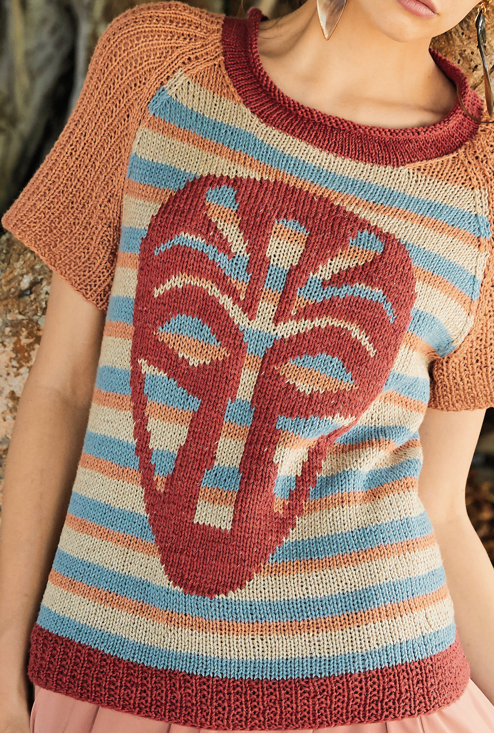 Modellansicht Bild 4: Shirt mit Streifen und aufgestickter Maske