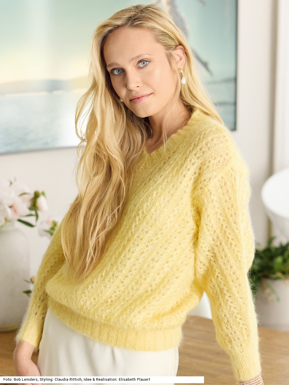 Modellansicht Bild 1: Pullover mit v-förmig verlaufendem Ajourmuster