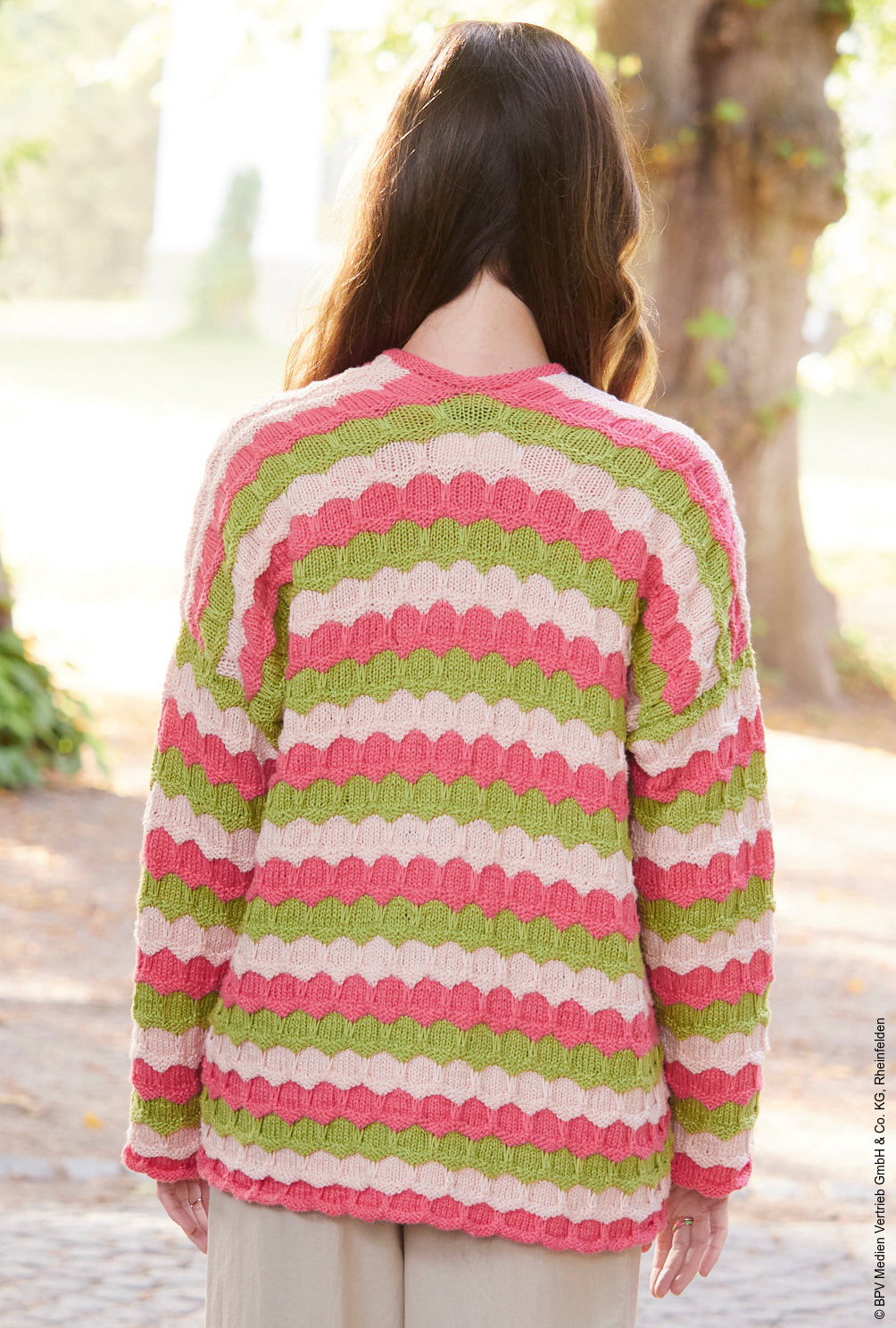 Modellansicht Bild 5: Ringeltop und Jacke mit Wabenmuster