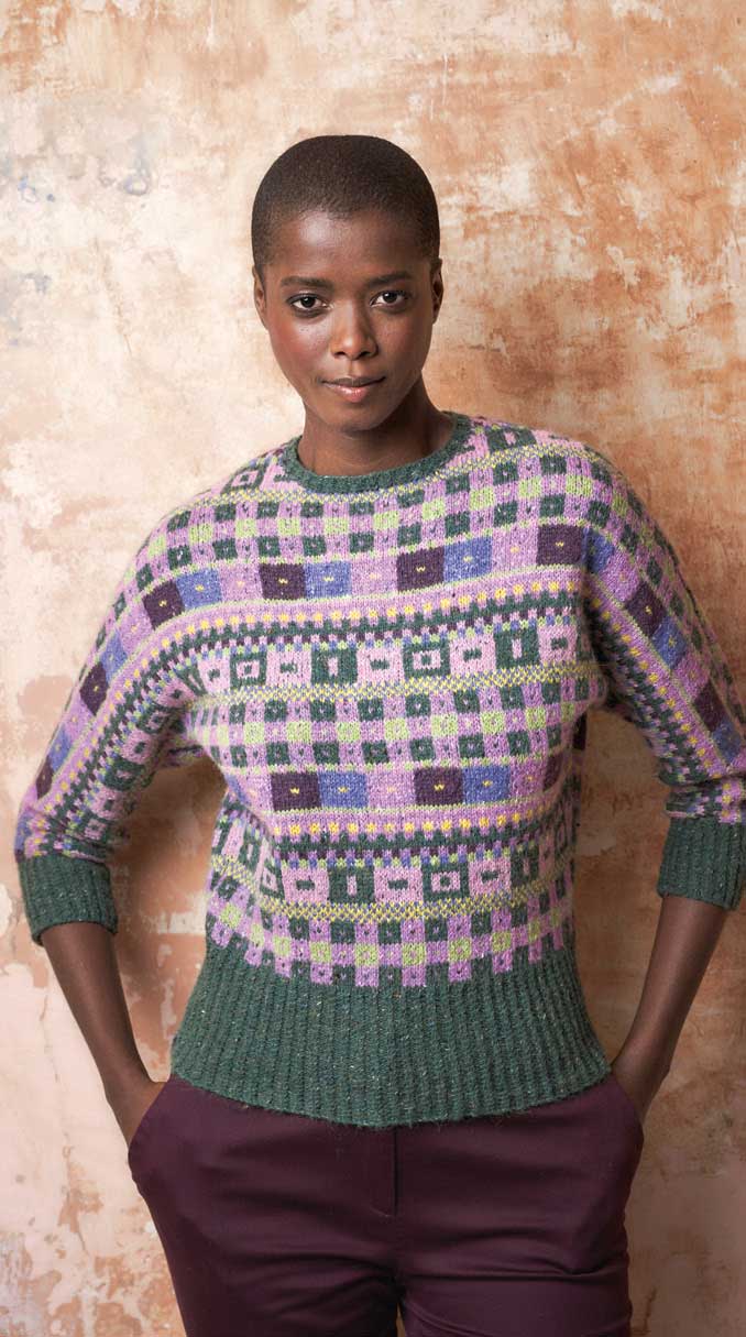 Modischer Pullover in Lila- und Grünnuancen, geometrische Muster, handgemacht.