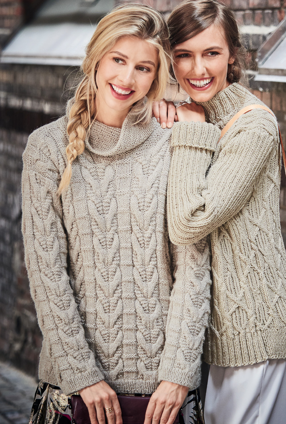 Modellansicht Bild 2: Pulli mit Zopf- und Querrippen in Camel