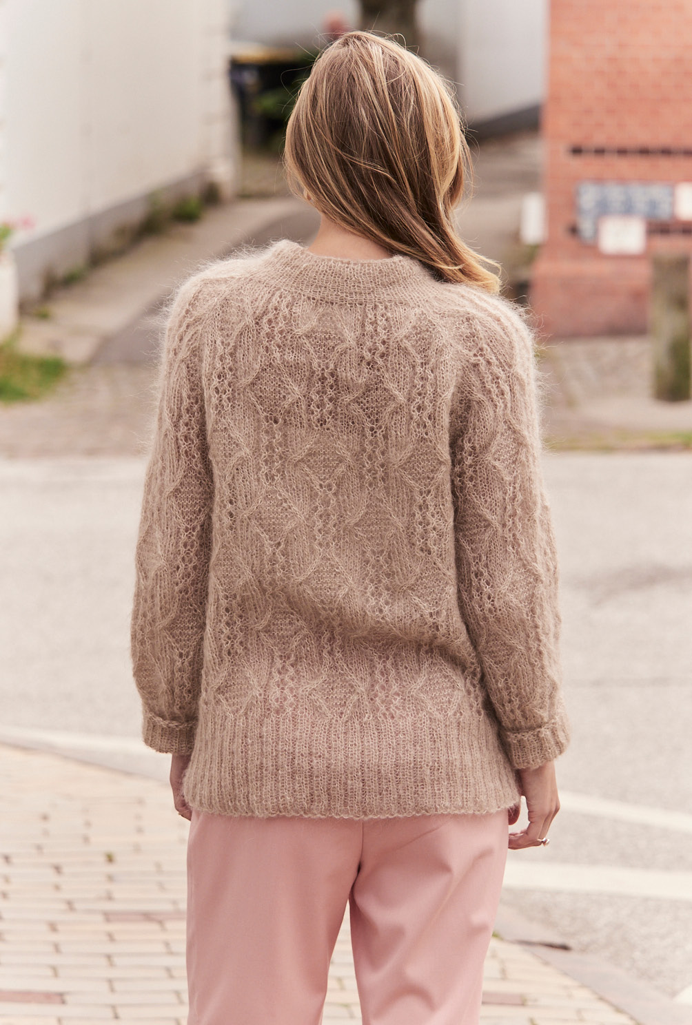 Modellansicht Bild 5: Beiger Pulli im Aranmuster