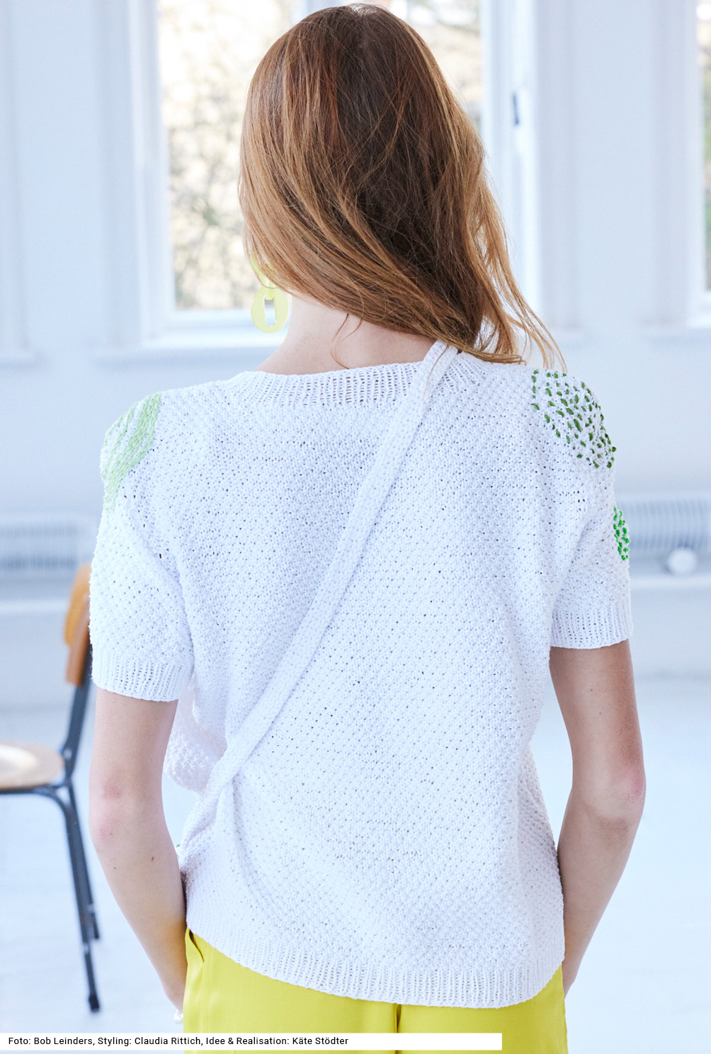 Modellansicht Bild 5: Pulli und Häkel-Tasche mit aufgestickten Kreisen