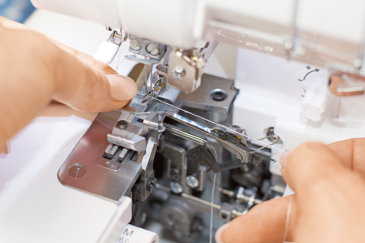 Detailaufnahme einer handgemachten Naht, fein und präzise durch Nähmaschine bearbeitet. DIY-Mode, Handarbeit.